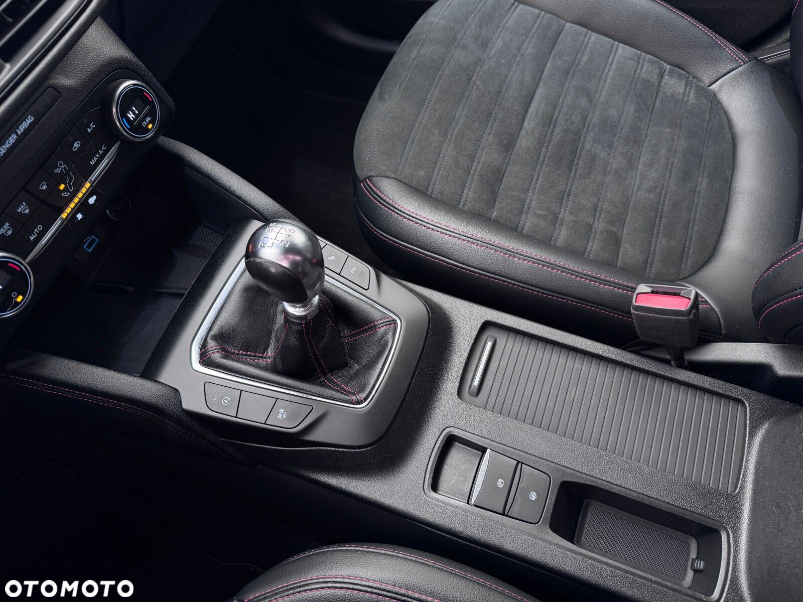 Ford Kuga 1.5 EcoBoost FWD ST-Line X - 25