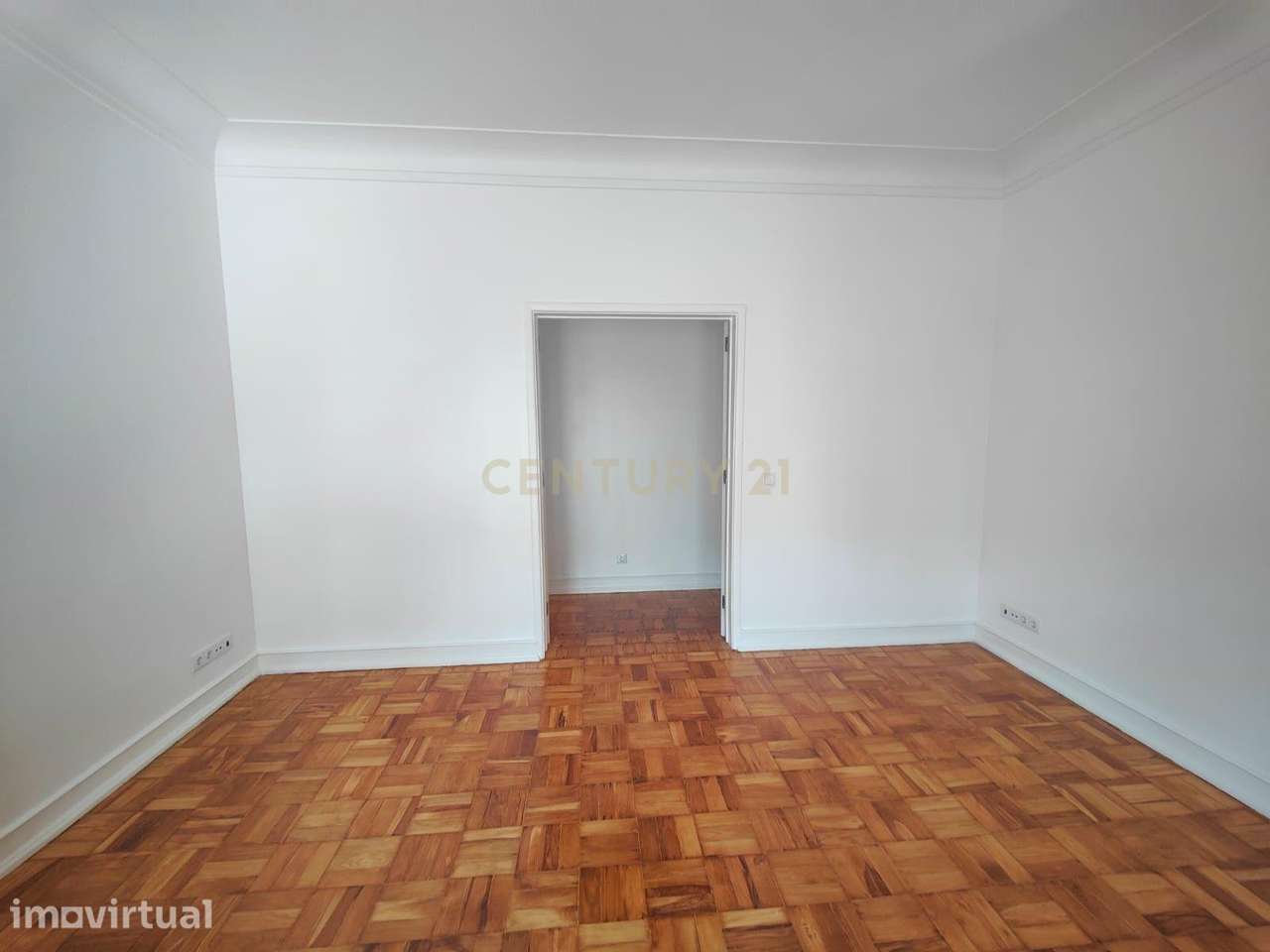 Imóvel T4 renovado recentemente, com varanda na Sala tipo terraço em A - Grande imagem: 4/25
