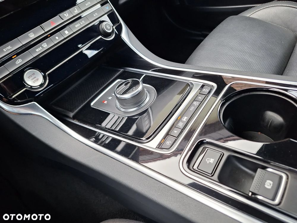 Jaguar XE 20d R-Sport - 26