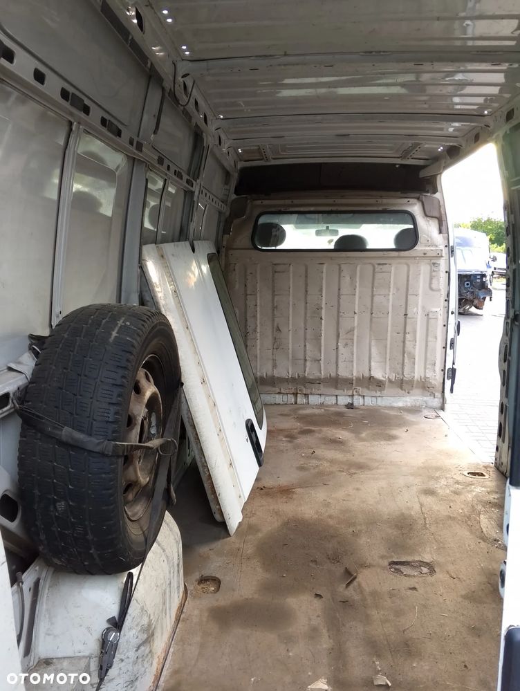Renault Master II Przed Lift (97-03r.) 2.8 DTI R4 8V 114KM. Silnik S9W 702 (S9W702),  S9W 700 (S9W700) Skrzynia PF1 013 (PF1013),  C 118062 (C118062) lakier 389,  0389 .Cały na części. GWARANCJA !!! Przód Tył Zestaw Komplet Drzwi Klapa Zderzak Błotnik Maska Grill Atrapa Szyba Pas Lampa Lusterko Boczki Fotel Kanapa Kokpit Deska Rozdzielcza Przełącznik Włącznik Sterownik Przewody Wiązka Instalacja Moduł Komputer Czujnik Listwa Pompa Alternator Wtryski Głowica Rozrusznik Kompresor Sprzęgło Dwumas Silnik Skrzynia ABS Klimatyzacji Paliwa Wspomagania Kolektor Turbina Przepustnica Zawór Chłodnica Koło Hak Belka Sanki Zawieszenie Mcpherson Półoś Amortyzator Wydech Tłumik Zacisk Most - 13