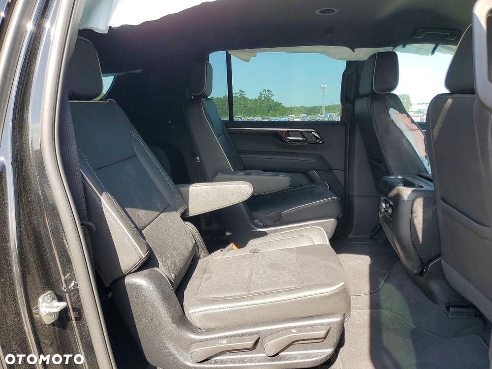 Chevrolet Suburban - 12
