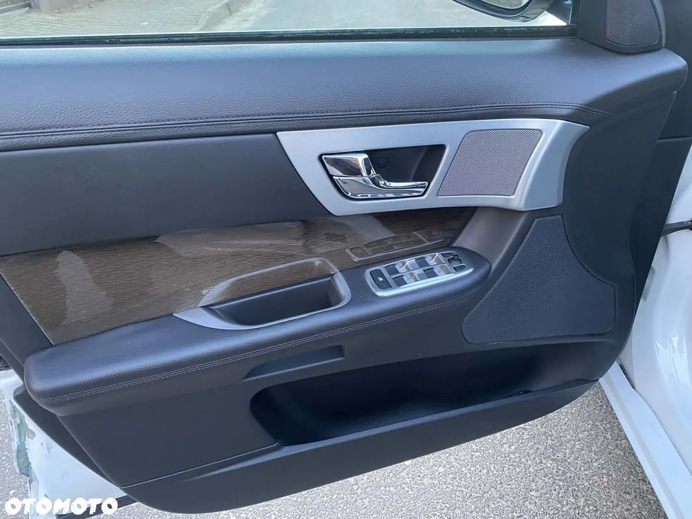 Jaguar XF 3.0 V6 D Luxury - 14