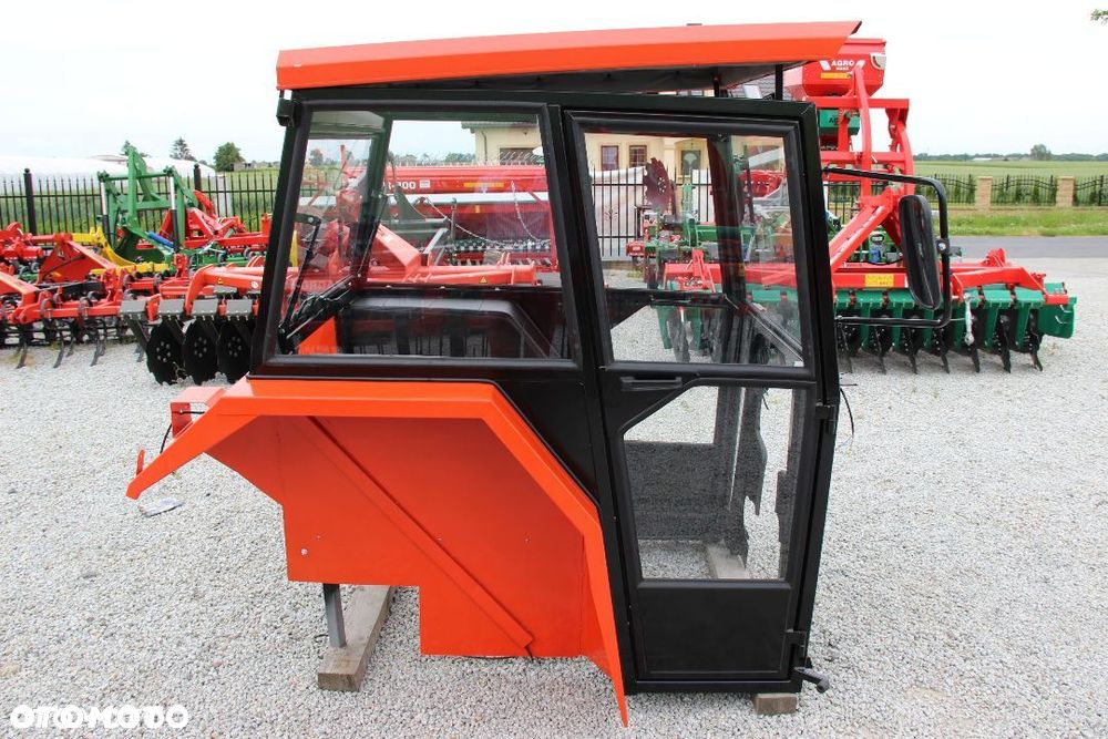 Kabina ciągnikowa do ciągnika MF 235 255 LUX z błotnikami CE - 3