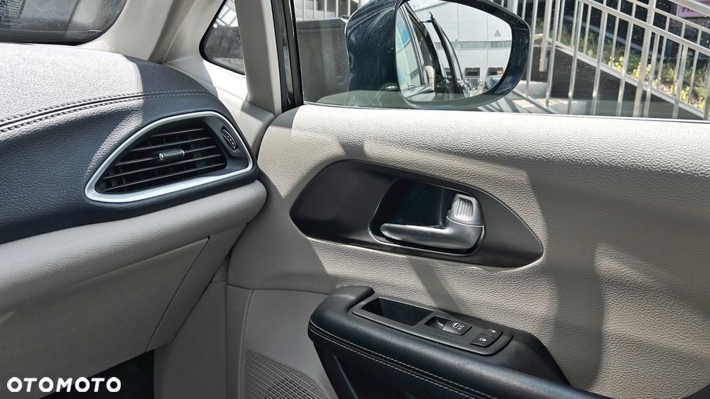 Chrysler Pacifica - 20