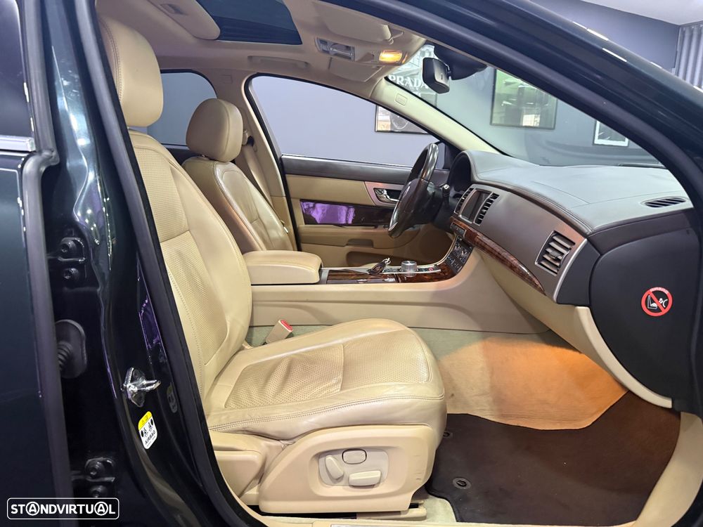 Jaguar XF 2.7 V6 Premium Luxury - 30