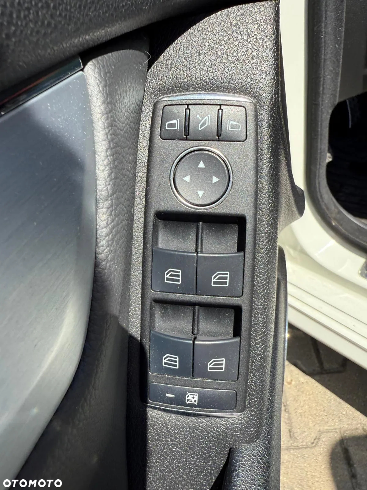Mercedes-Benz Klasa C 180 T CGI Automatik BlueEFFICIENCY Avantgarde - 23