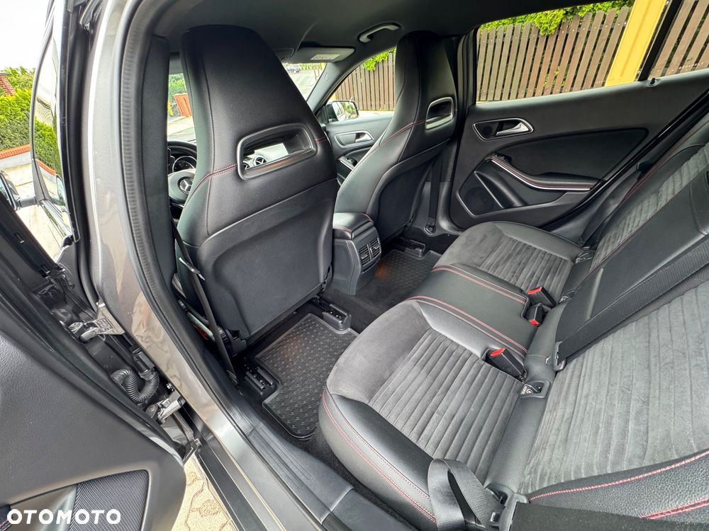 Mercedes-Benz GLA - 33