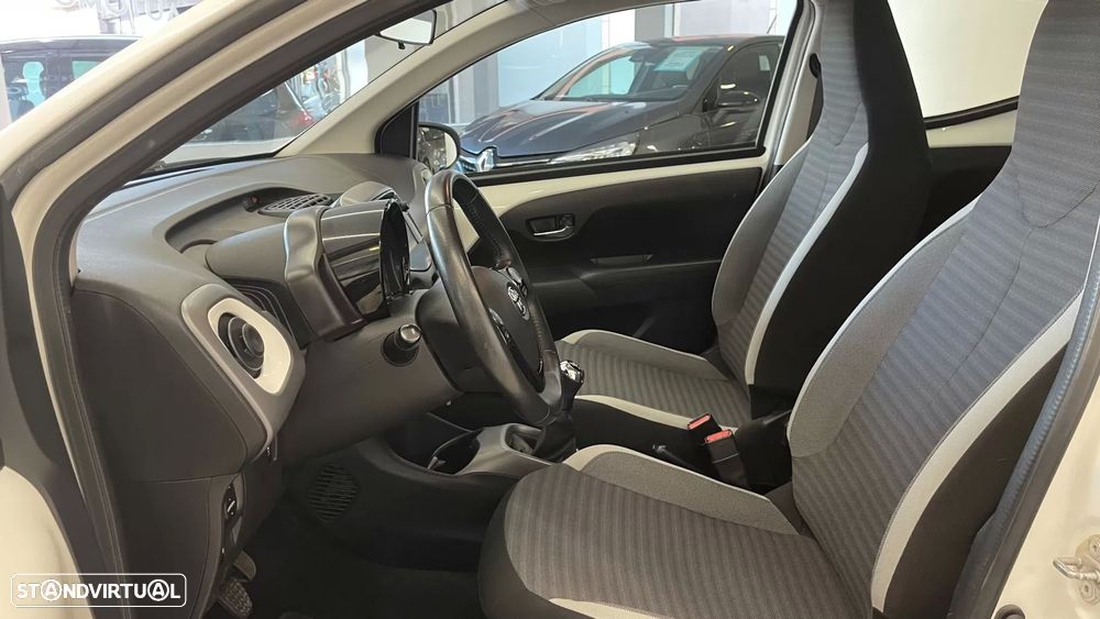 Toyota Aygo X Black&White - 14