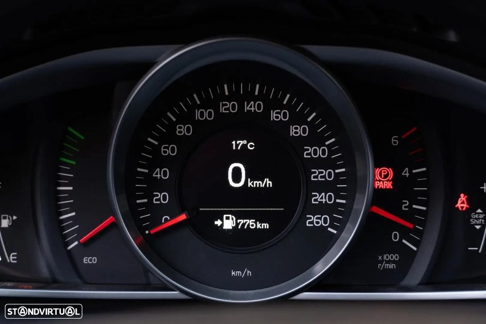 Volvo V40 Cross Country - 17
