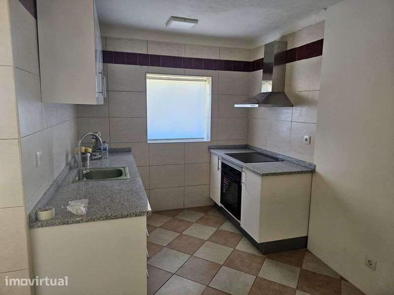 Aluga-se moradia t1+1 em cucujaes, rua professor leão - Grande imagem: 2/8