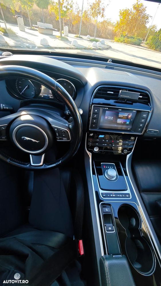 Jaguar XE - 11