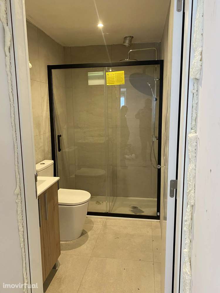 Vende-se imóvel totalmente renovado com 1 T2 + 5 T0 em Coimbra. - Grande imagem: 3/8