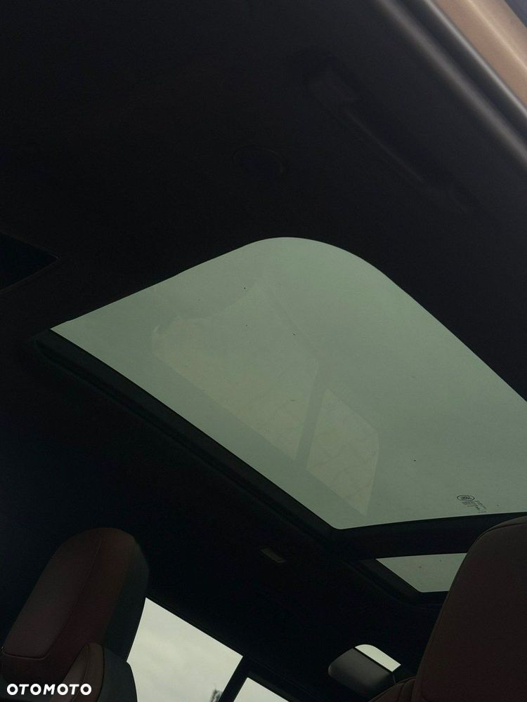 Land Rover Defender - 25