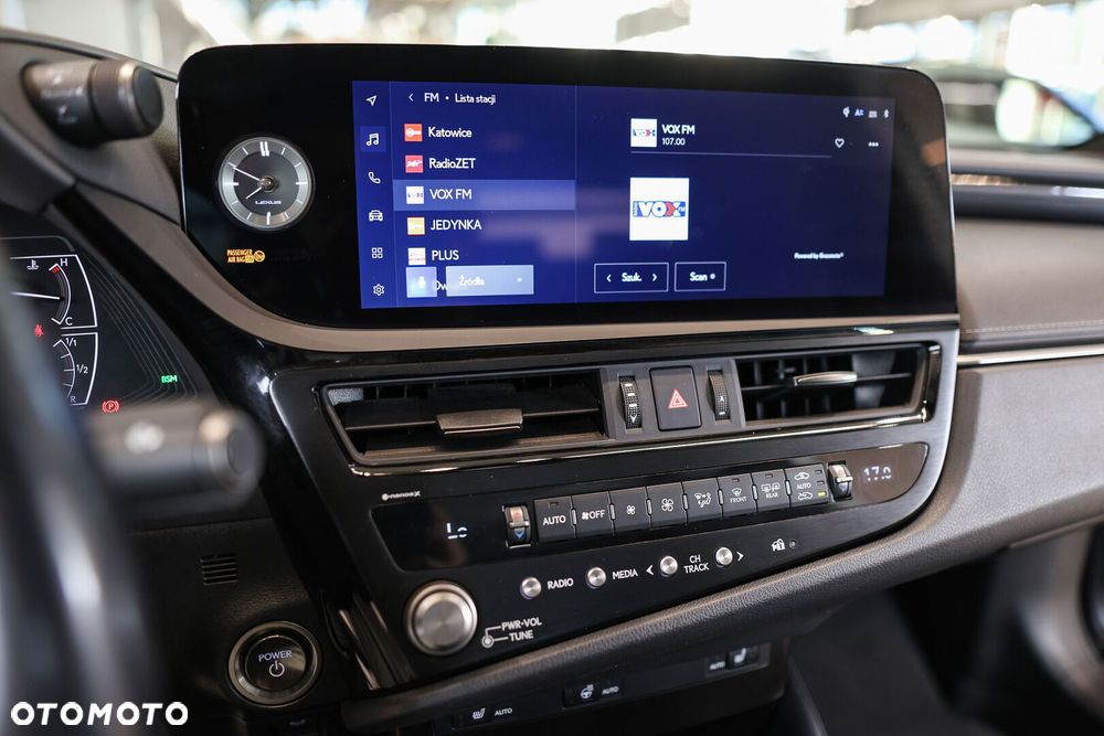 Lexus ES 300h Business Edition - 21