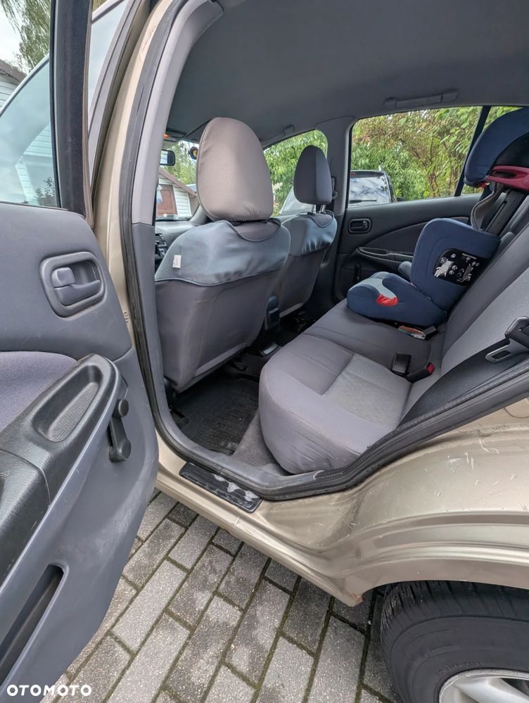 Nissan Almera 1.5 Base - 12