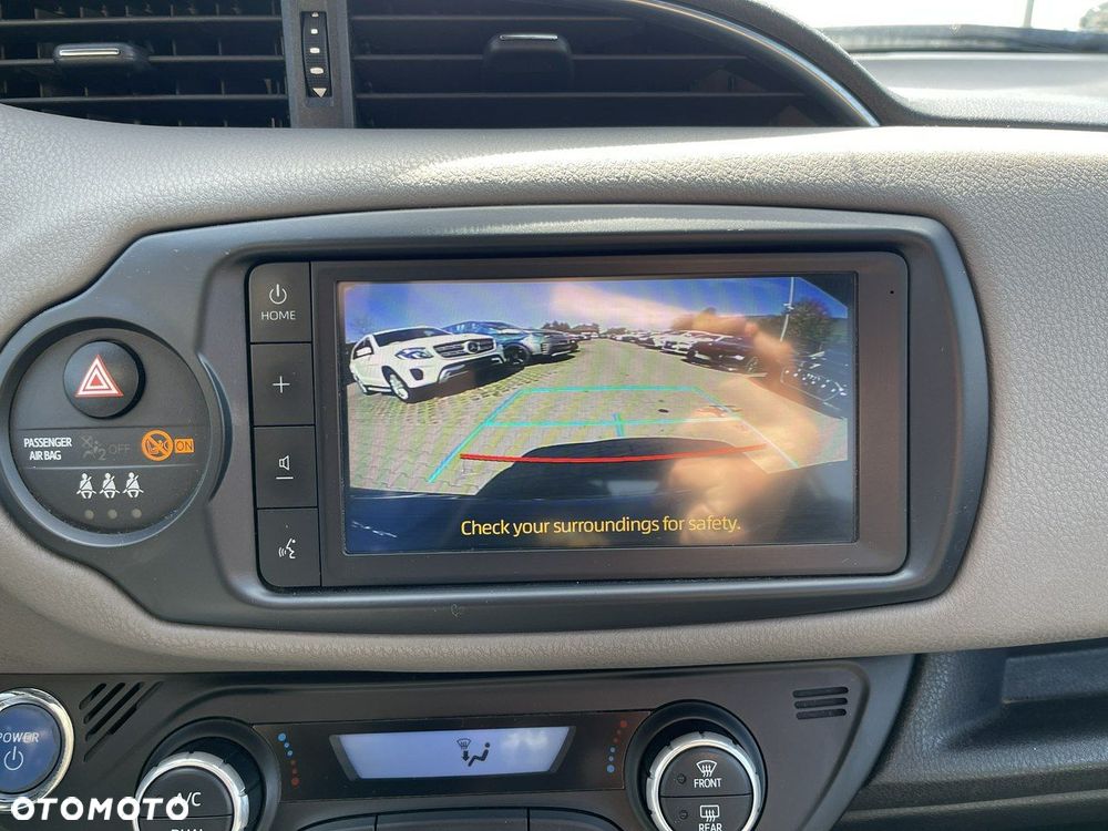Toyota Yaris Hybrid 100 Dynamic - 9
