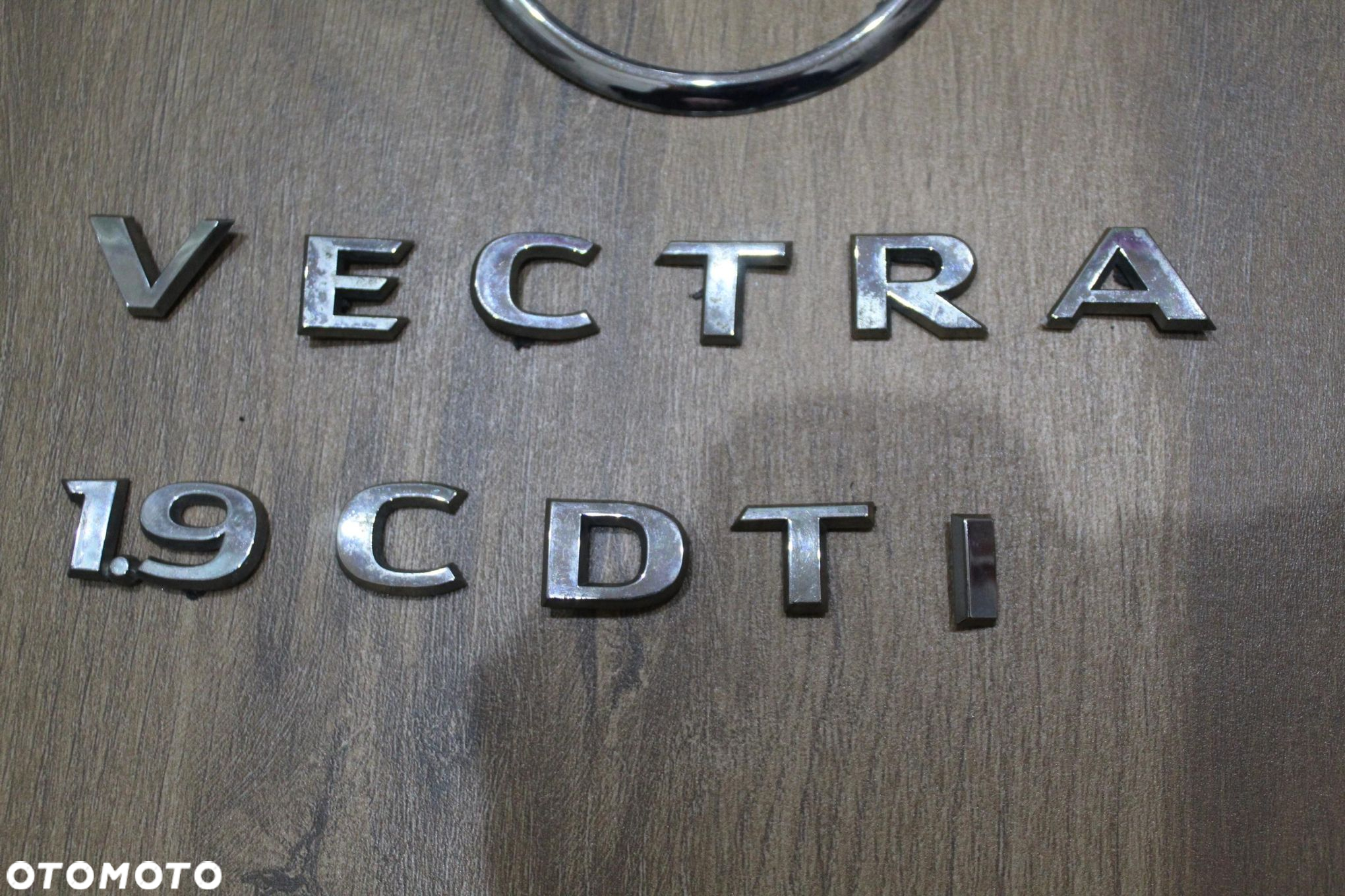 ZNACZEK EMBLEMAT KLAPY TYŁ OPEL VECTRA C - 4