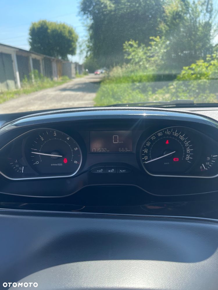 Peugeot 208 - 11