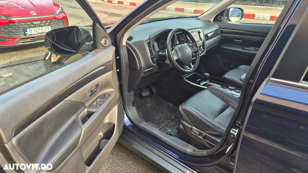 Mitsubishi Outlander - 12