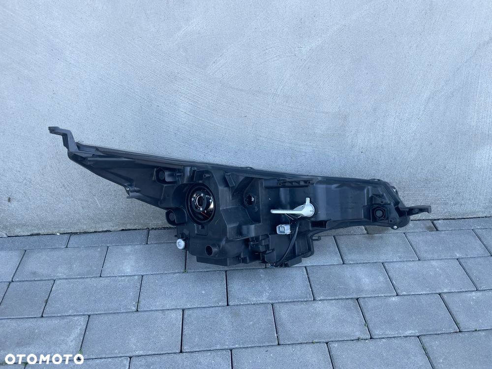 LAMPA PRZEDNIA LEWA TOYOTA AVENSIS T27 LIFT  2015-2018 - 2