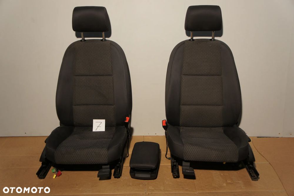 NR 7 Fotele przednie, kanapa tył, podłokietnik, napinacz Audi A6 4F0 lift - 1