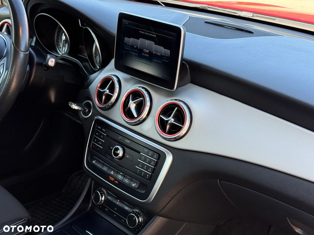 Mercedes-Benz GLA 180 7G-DCT - 14