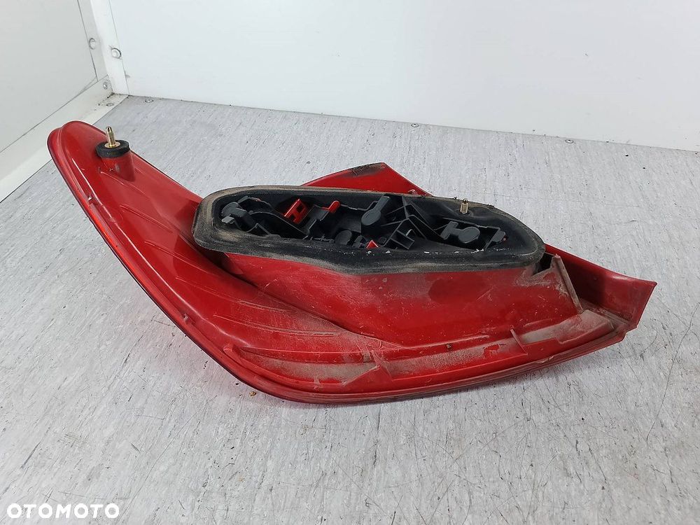LAMPA TYLNA PRAWA PEUGEOT 307 FL 9655767480 HATCHBACK - 4