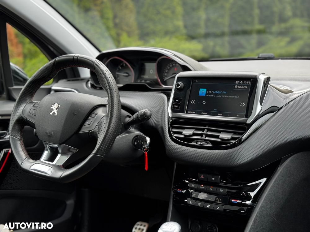 Peugeot 2008 1.2 PureTech Turbo S&S GT-Line - 31