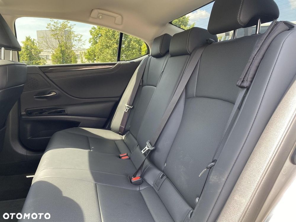 Lexus ES 300h Business Edition - 13