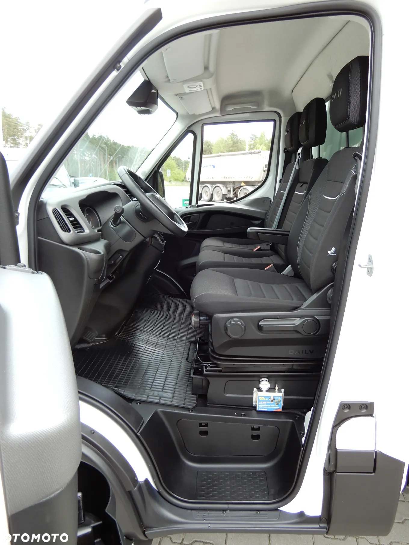 Iveco DAILY 50C18 Hi-Matic Kontener 10 E.Palet 4.91 Cm Boczne Drzwi + Winda Załadowcza DHOLLANDIA 1000 Kg Rozstaw Osi 4350 mm WZMACNIANY Tempomat Aktywny Full LED 16 Tys Km GWARANCJA FABRYCZNA Stan FABRYCZNIE NOWY DOSTĘPNY OKAZJA - 30