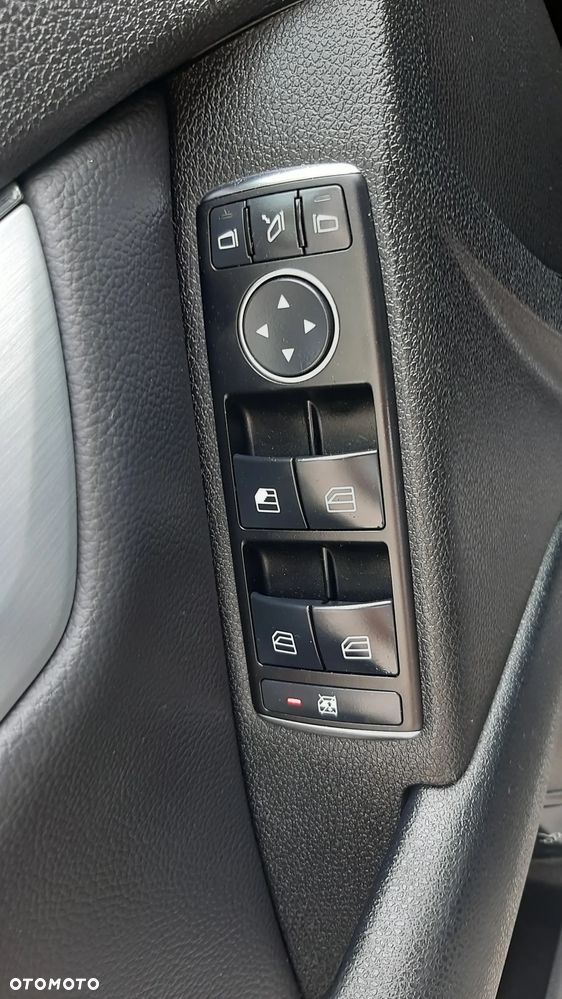 Mercedes-Benz Klasa C 180 CGI BlueEFFICIENCY Avantgarde - 33