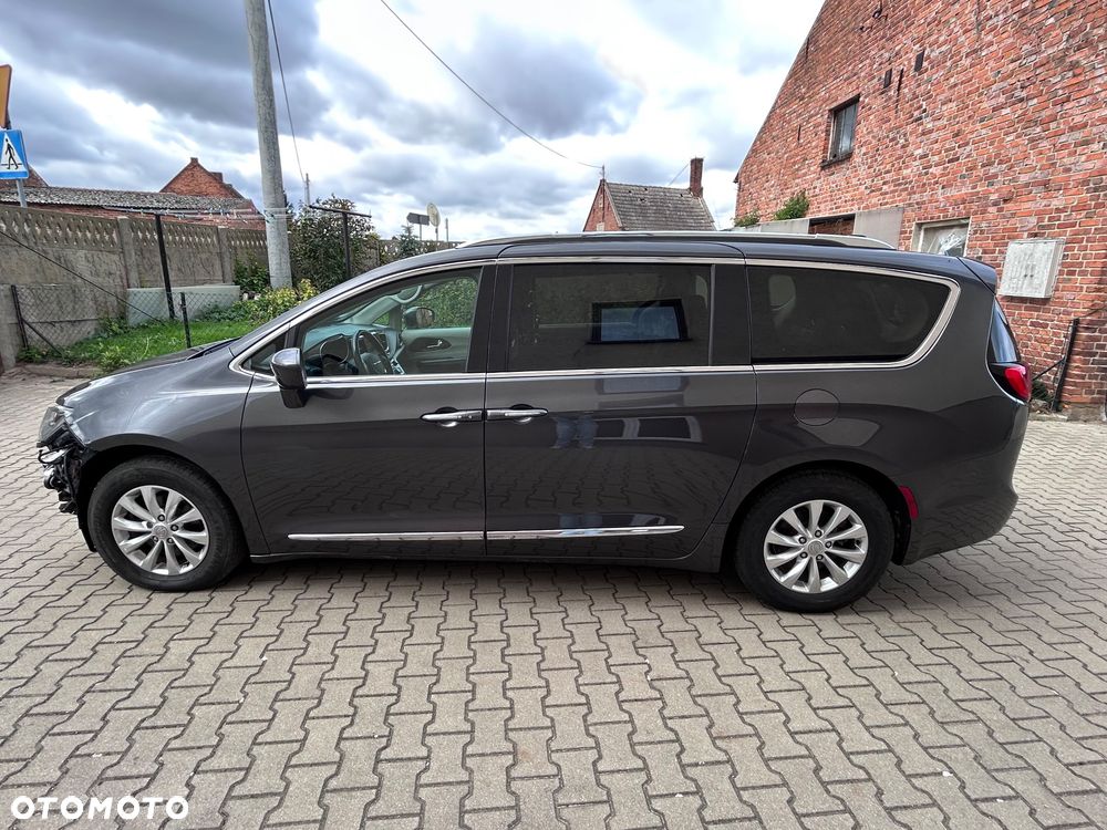 Chrysler Pacifica - 4