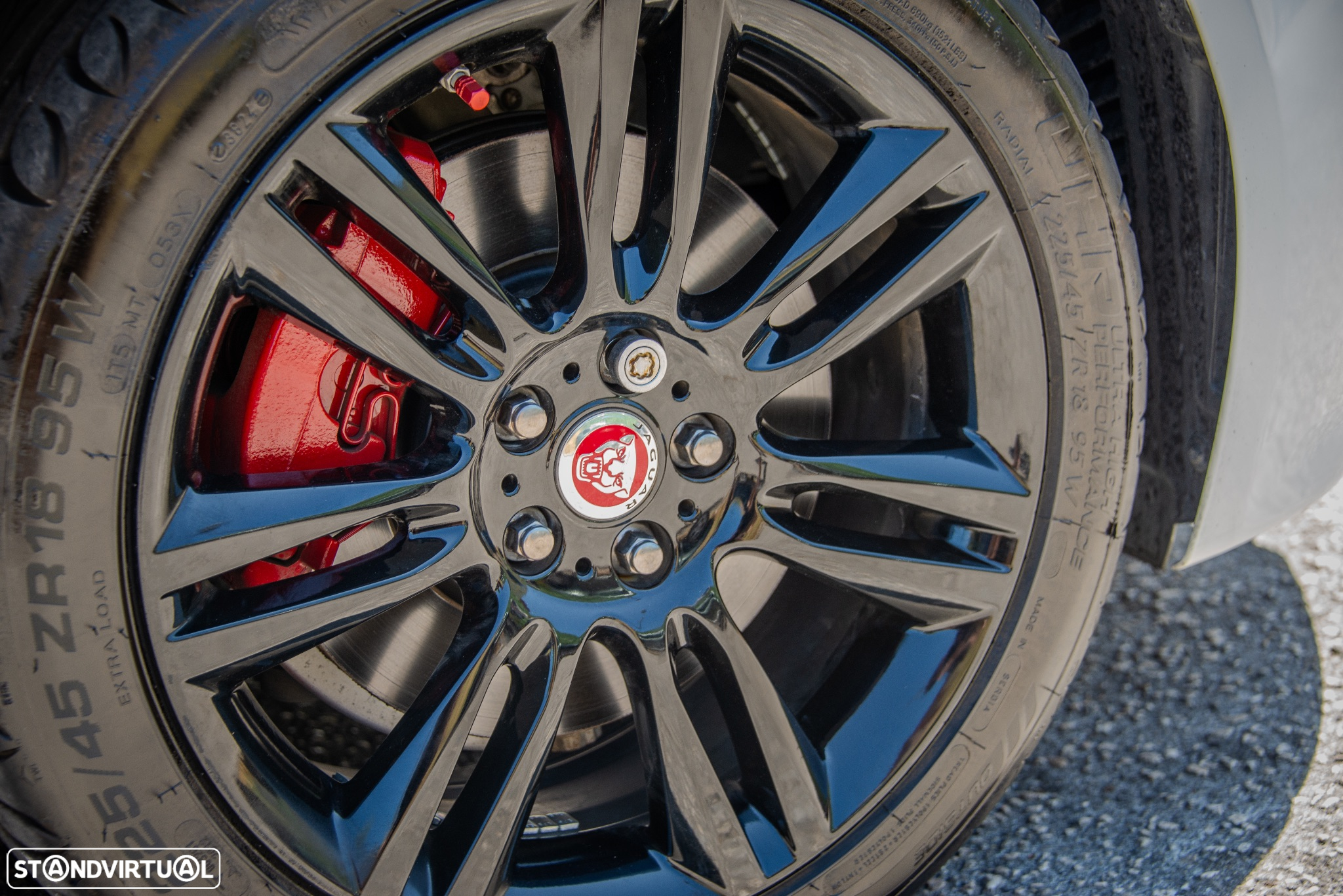 Jaguar XE 2.0 D R-Sport AWD Aut. - 19