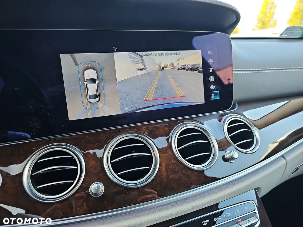 Mercedes-Benz Klasa E 220 d mHEV 4-Matic Exclusive 9G-Tronic - 24