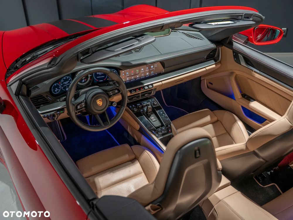 Porsche 911 Carrera 4 GTS - 19