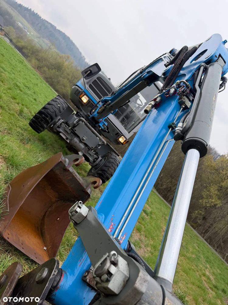 Wacker Neuson 6503 Koparka Kołowa 7ton. Nowe Podwójne Opony z felgami dodatkowe! Niski Przebieg. Maszyna w Bardzo ładnym Stanie. Pochodzi z Komuny Norweskiej. Silnik YANMAR 65KM. Zero luzów wycieków 2 łyżki Okazja. Maszyna pracowała sporadycznie przy lekkich pracach publicznych. Zero zużycia. Dekra 2026r Dokumentacja. Stabilizatory. Zamki na tłokach. 3 sekcje Hydrauliczne. Szybka wolna Jazda. Silnik YANMAR - 25