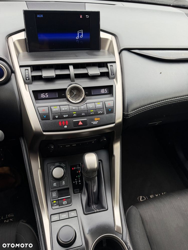Lexus NX 300h Business Edition - 14