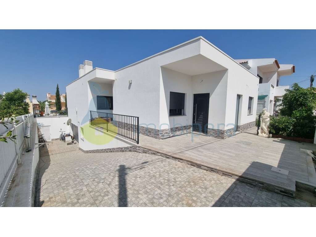 Moradia isolada no Algoz com cave e Rés-do-chão, jardim e piscina - Grande imagem: 2/32