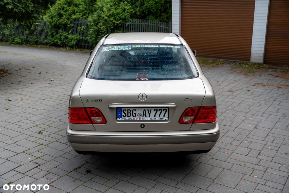 Mercedes-Benz Klasa E 200 - 7