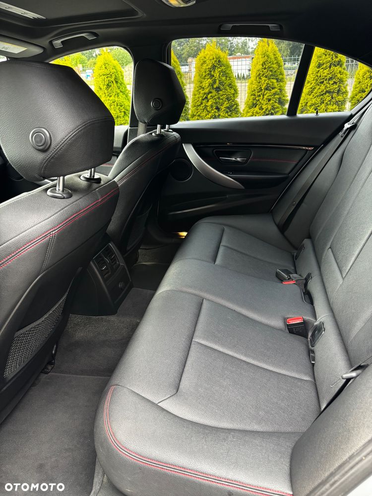 BMW Seria 3 330i Sport Line - 24