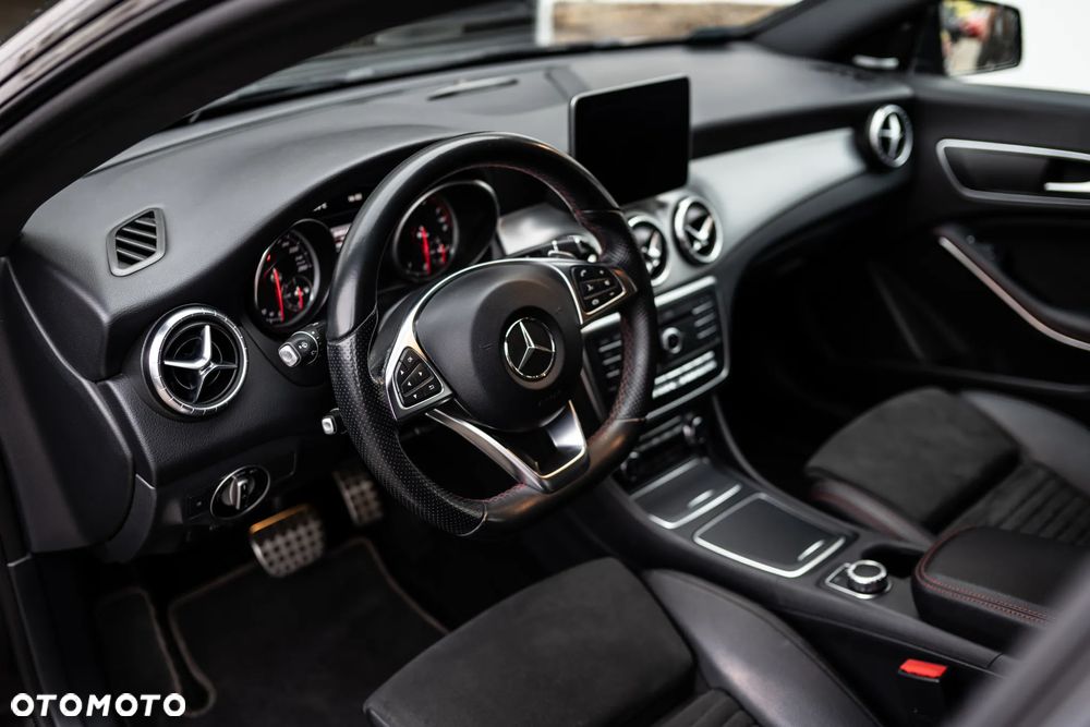 Mercedes-Benz CLA 220 4-Matic AMG Line - 4