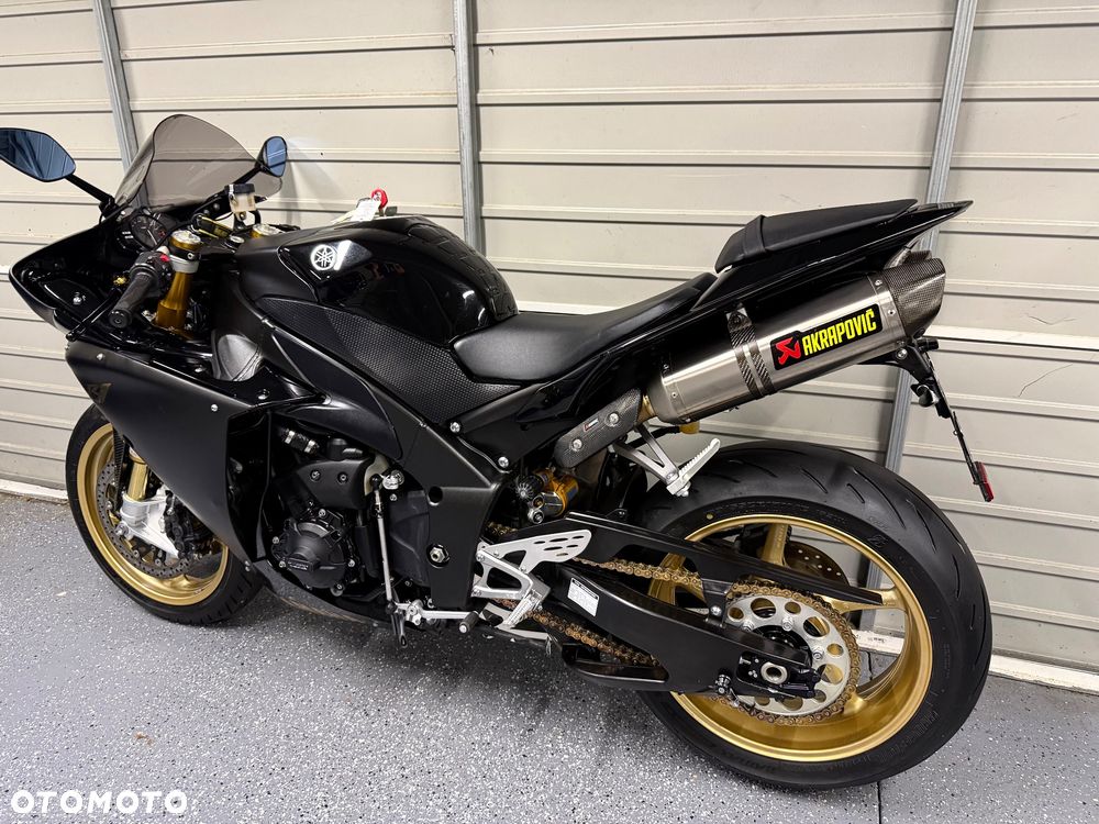 Yamaha R1 - 22