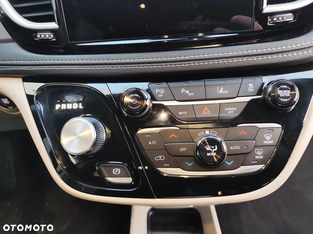 Chrysler Pacifica - 3