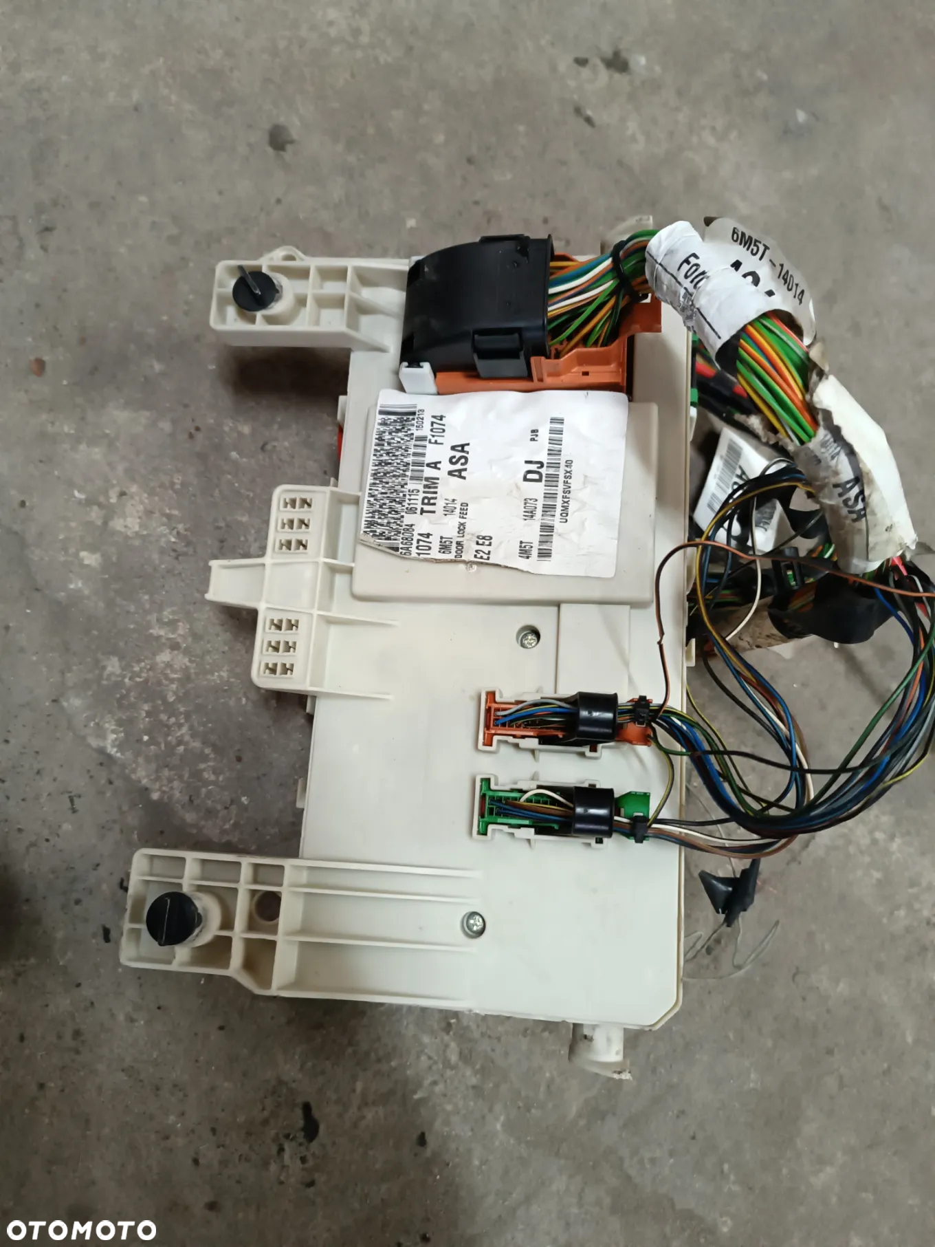 FORD FOCUS MK2 SKRZYNKA BEZPIECZNIKÓW 4M5T-14A073-DJ KOMPLETNA Z WTYCZKAMI - 2