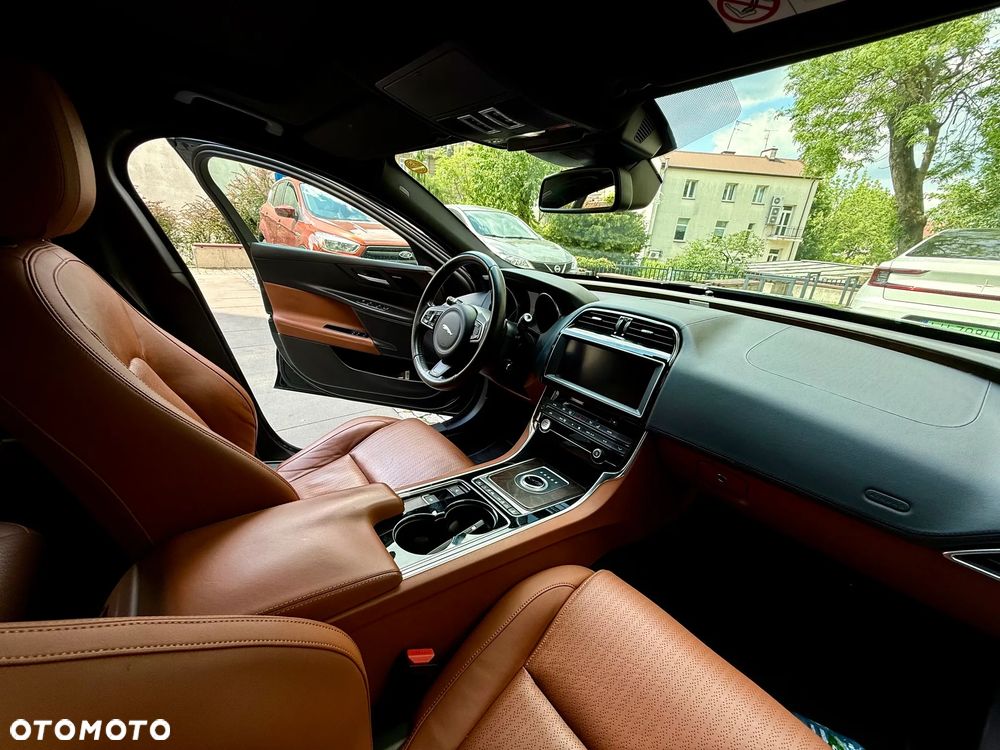 Jaguar XE - 11