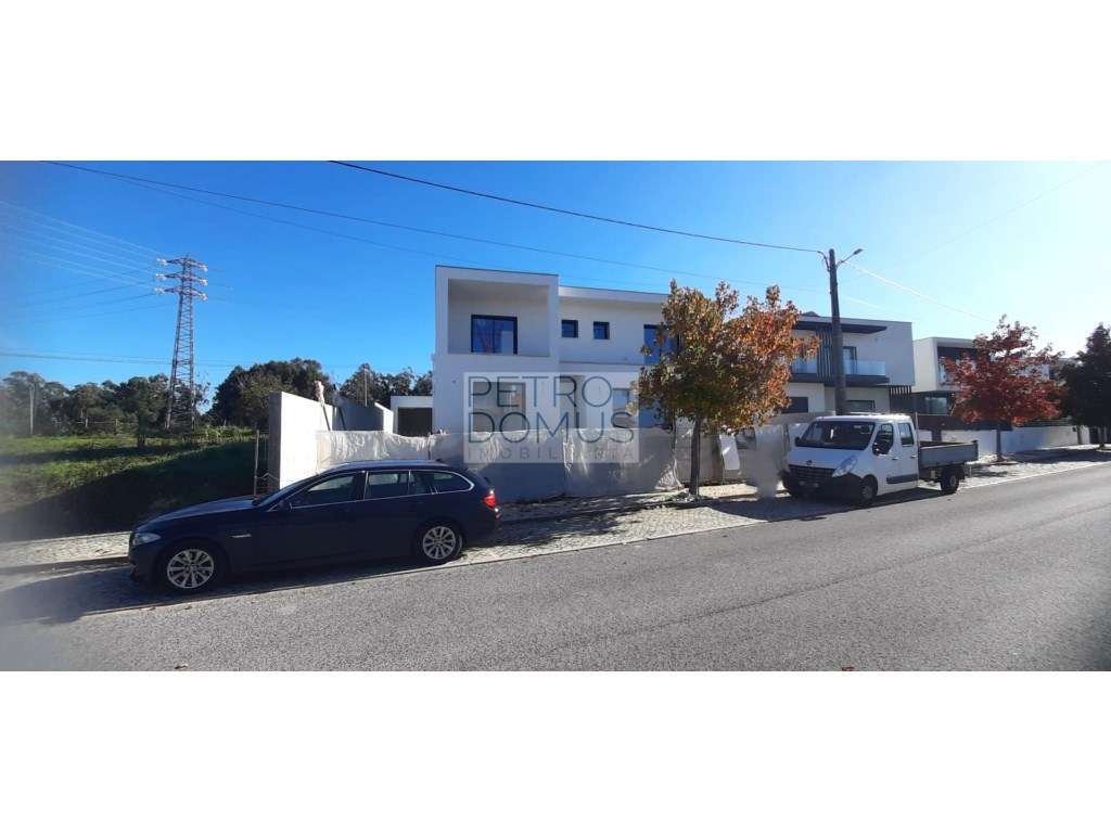 MORADIA INDIVIDUAL T4 EM LOTE DE 600 COM PISCINA - EM CONSTRUÇÃO - Grande imagem: 2/8