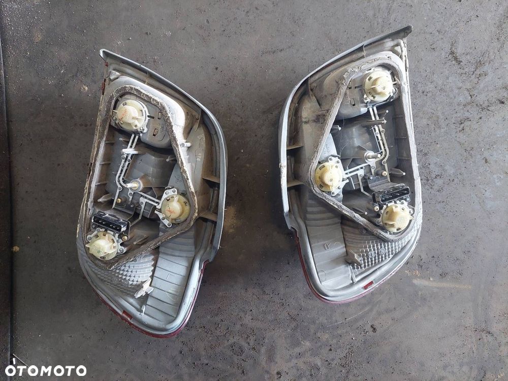 KOMPLETNY TYŁ KLAPA BAGAŻNIKA ZDERZAK TYŁ LAMPY TOYOTA YARIS I LIFT 8P4 - 3