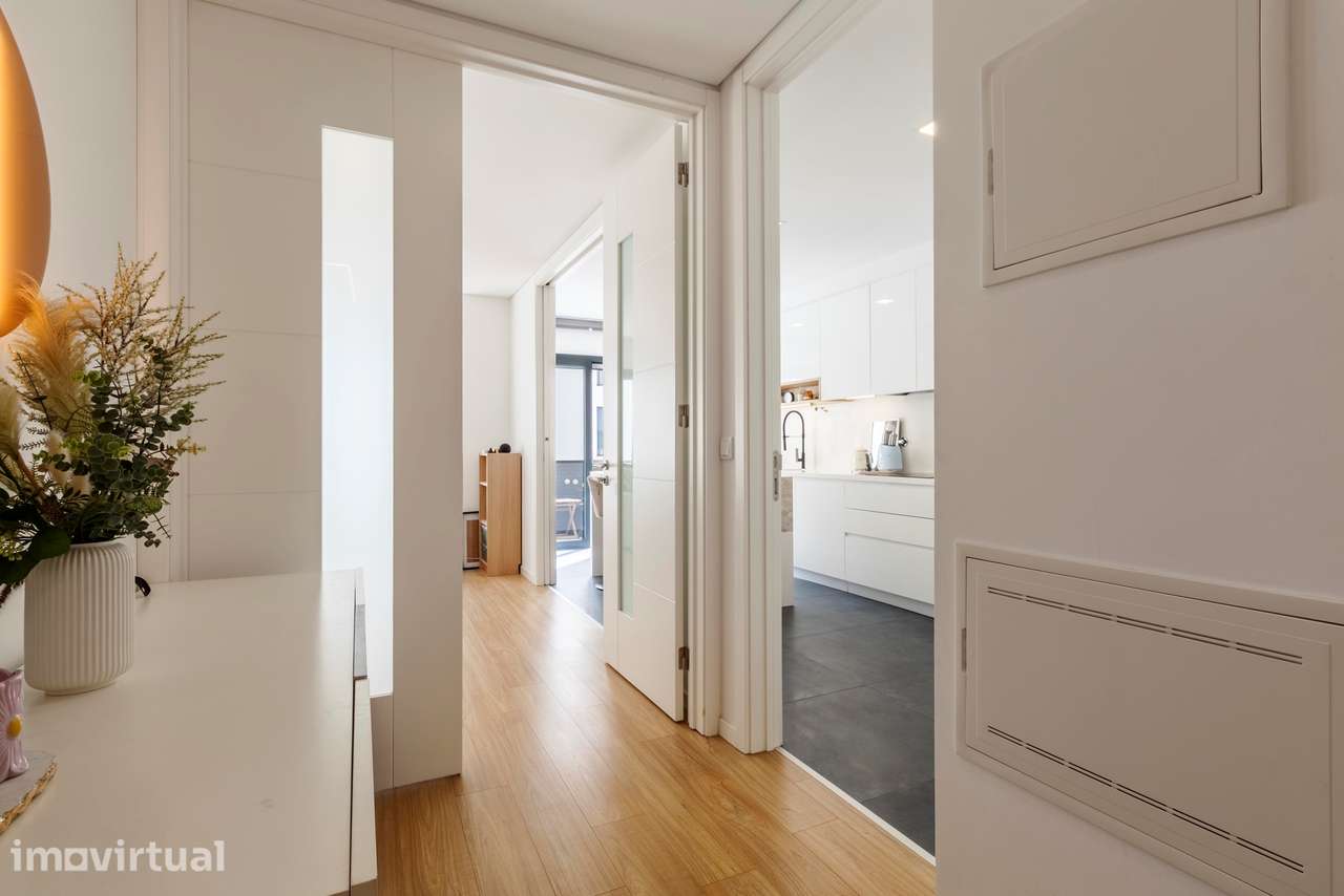 Apartamento T2 c/ Suíte, Varandas e Wallbox na Urbanização da Atalaia, - Grande imagem: 5/47