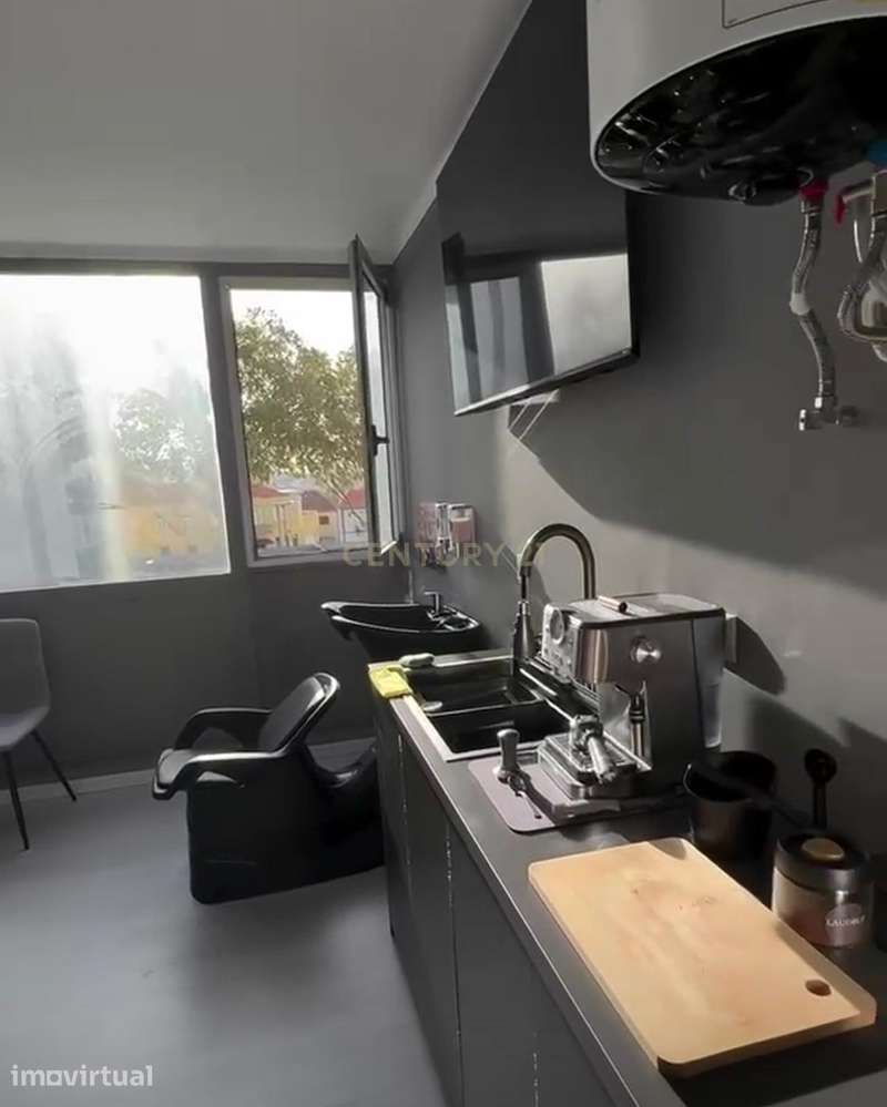LOJA À VENDA NO SHOPPING GALIZA, ESTORIL — 43 m² | BARBEARIA EQUIPADA - Grande imagem: 4/12
