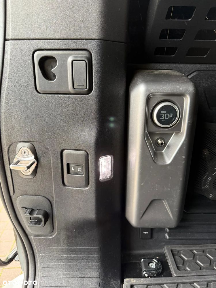 Land Rover Defender 110 2.0 P300 S - 23